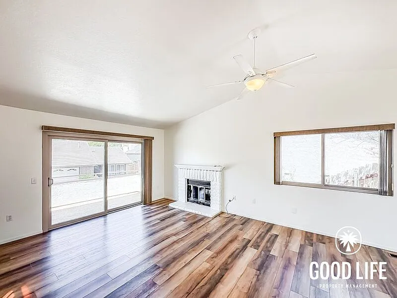 3 bed, 3.0 bath, 1412 sqft, $3,295 — Photo 2