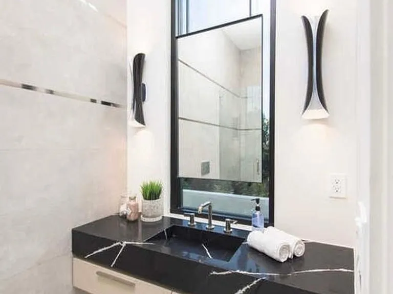 2084 Vine St — Photo 23