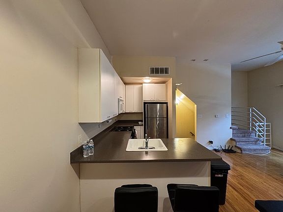 5th image of 616 N Paulina St #1