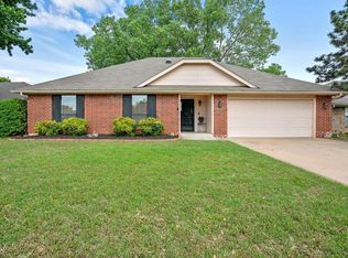 300 N Brackendale Ln, Edmond, OK 73003