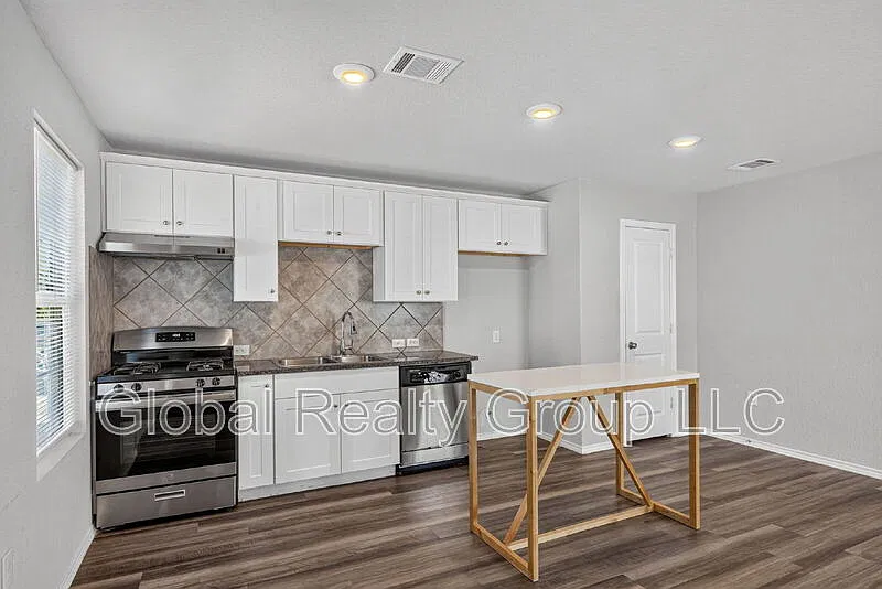 2 bed, 1.0 bath, 741 sqft, $1,300 — Photo 4