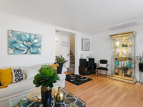 5th image of 303 Admiral Ln #1303D