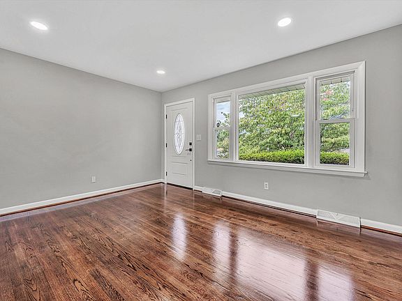 4th image of 924 Ingleside Ln