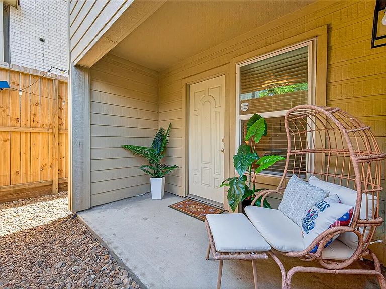 1505 Wentworth St — Photo 24