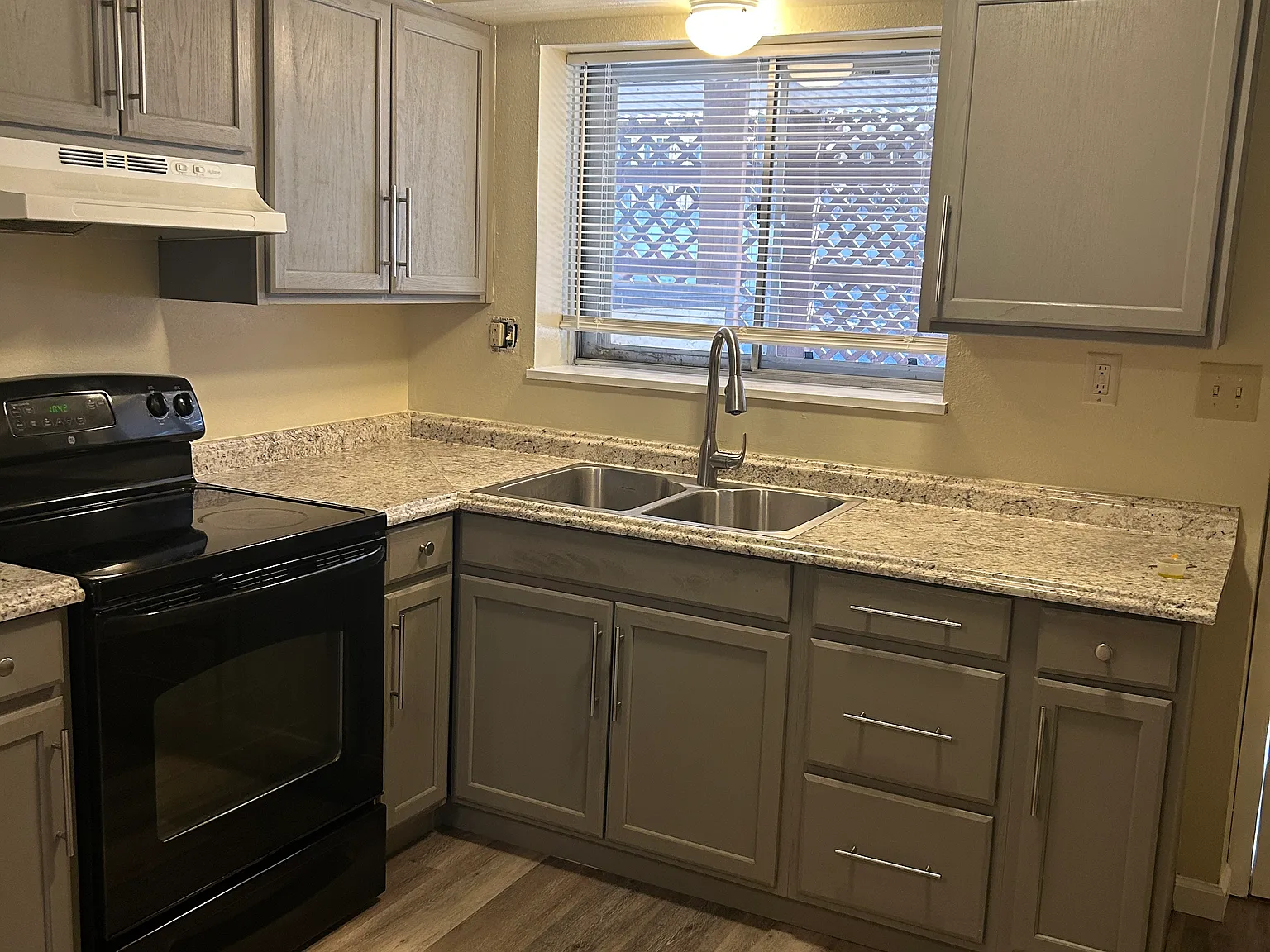 3 bed, 882 sqft, $1,520 — Photo 2