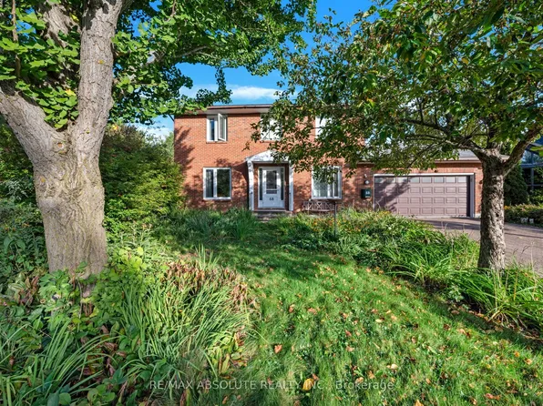 68 Country Club Dr, Ottawa, ON K1V 9Y7