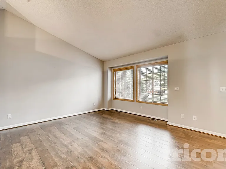 357 Parkview Ln S — Photo 3