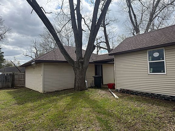 2nd image of 627 Nacogdoches St