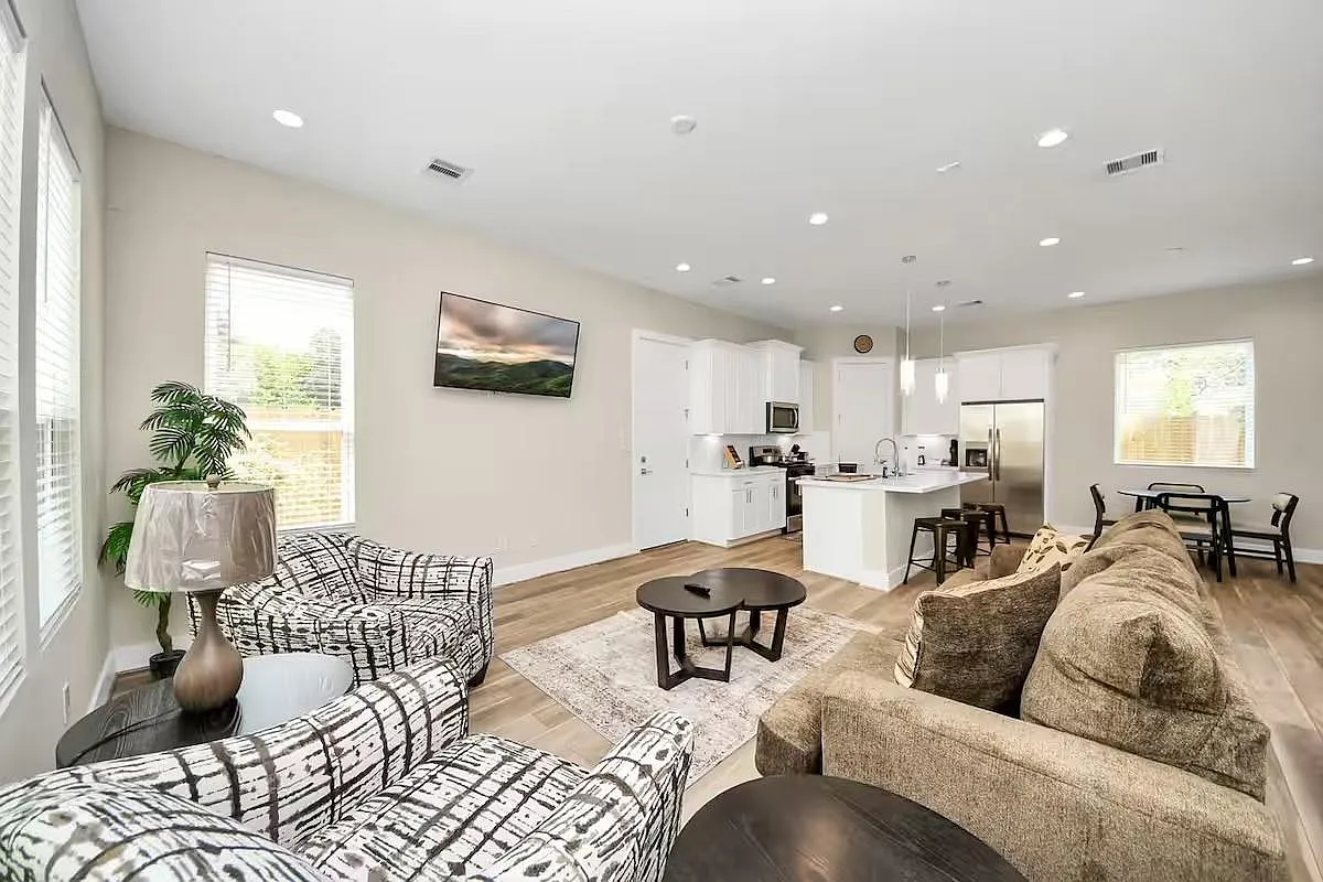 3 bed, 2.5 bath, 1953 sqft, $2,600 — Photo 4