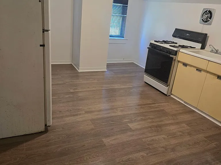 216 Charles St — Photo 11