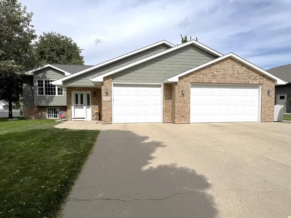 1731 Cypress Point Dr, Brookings, SD 57006