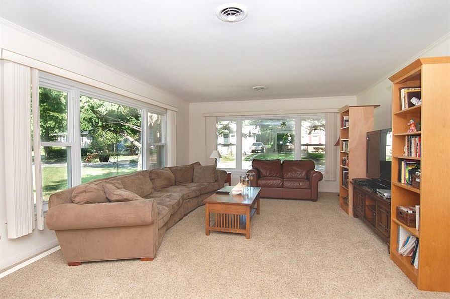 2nd image of 230 E Division St