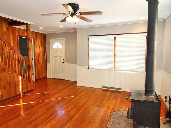 4th image of 221 Henderson St