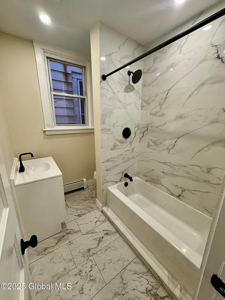 4 bed, 1116 sqft, $1,900 — Photo 3