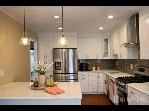 54 Holly Ct, Edison, NJ 08820