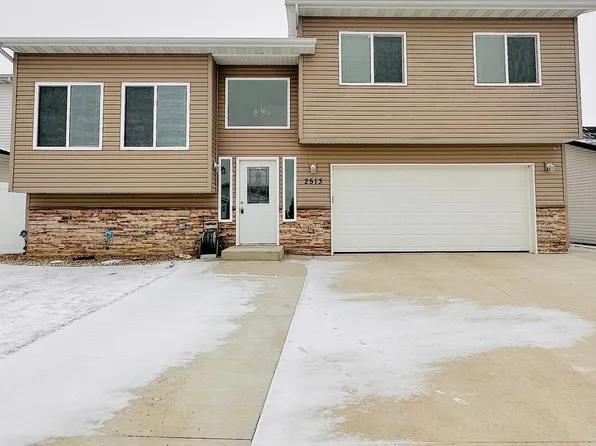 2513 Ivory St, Minot, ND 58703