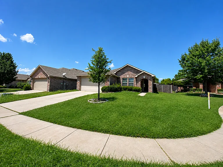 1921 Nightingale Dr — Photo 1
