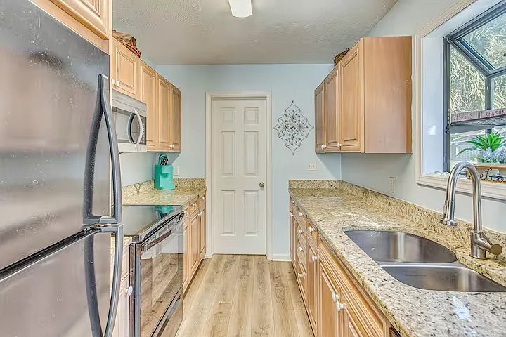 926 Tiffany Ln — Photo 3