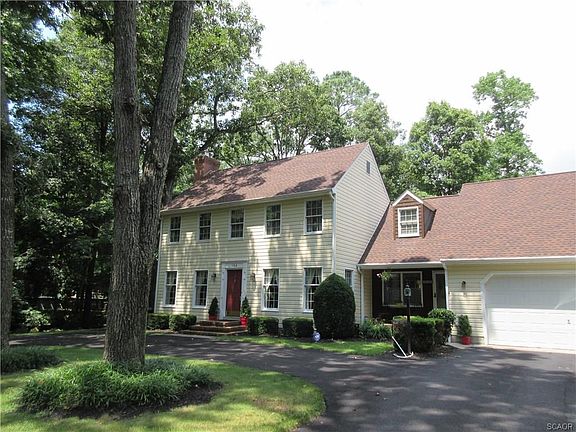 3rd image of 104 Surrey Dr
