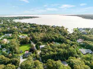 96 E Tiana Rd, Hampton Bays, NY 11946