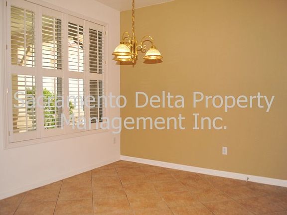 4th image of 1765 Monument Dr