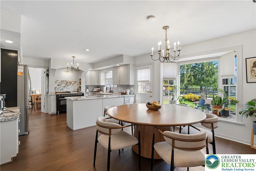 5 bed, 2.5 bath, 3533 sqft, $4,500 — Photo 4