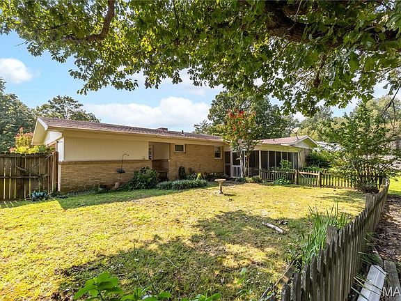 4th image of 920 Hawthorn Dr