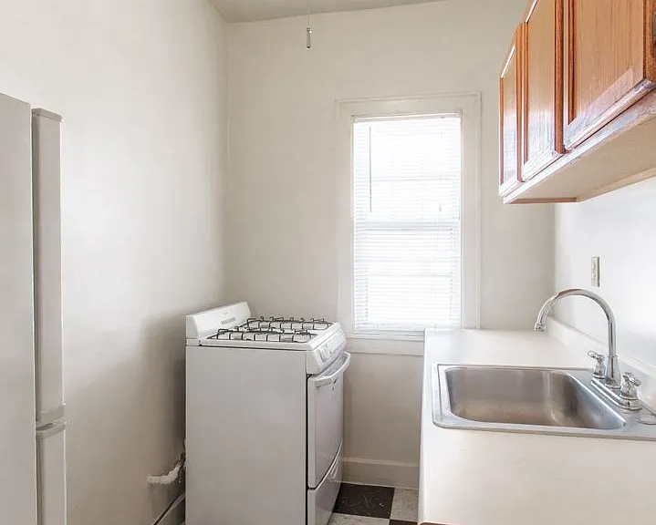 1325 W 27th St — Photo 7