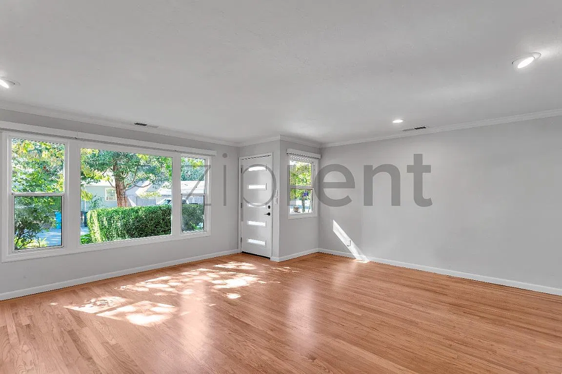 3 bed, 1095 sqft, $4,620 — Photo 2