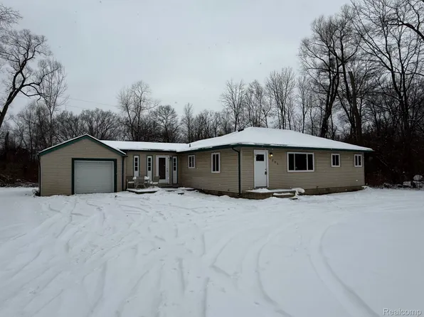 1205 N Hospital Rd, Waterford, MI 48327
