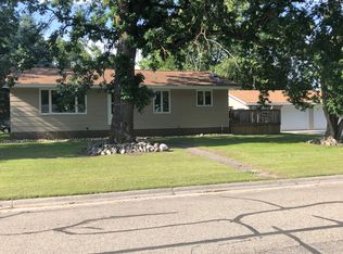 909 Spruce St NW, Warroad, MN 56763