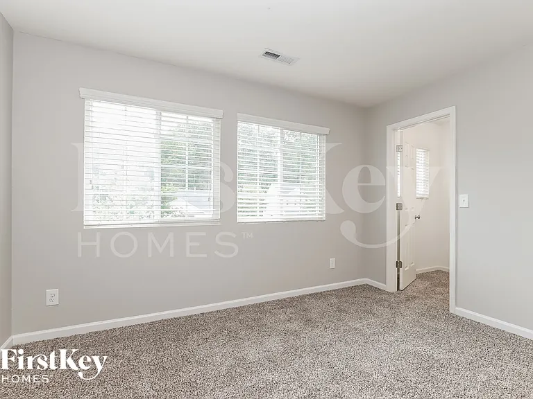 400 Walnut Crossing Dr — Photo 15