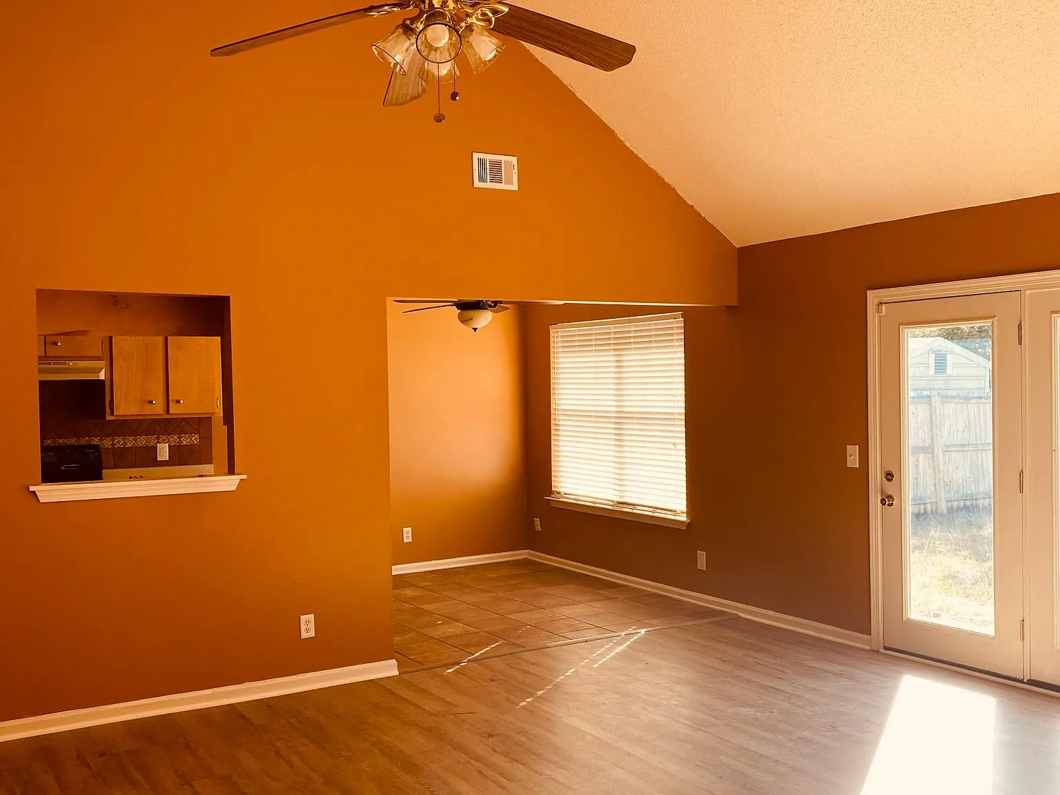 3 bed, 1430 sqft, $2,075 — Photo 4