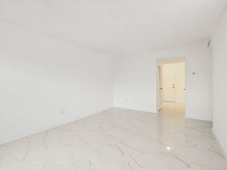 The Oaks Apartments — Photo 25