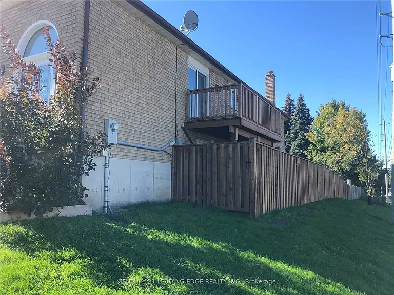 438 Colborne St — Photo 17