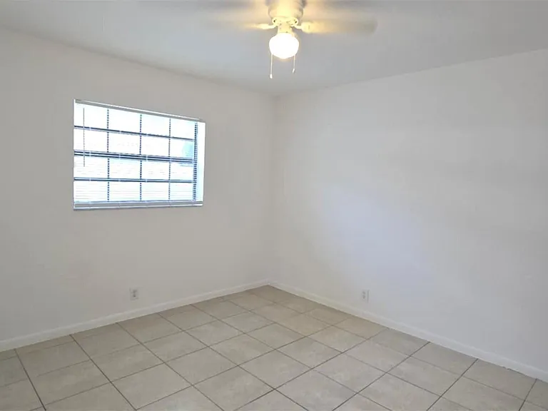 255 SW 12th St #2 — Photo 17
