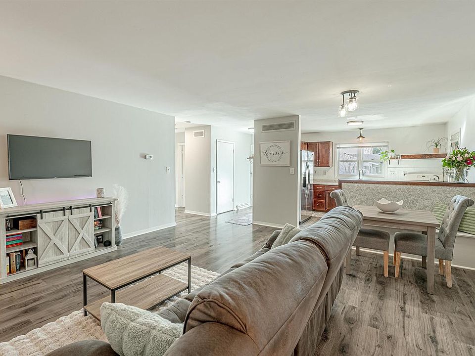 1st image of 906 CHICORY Way