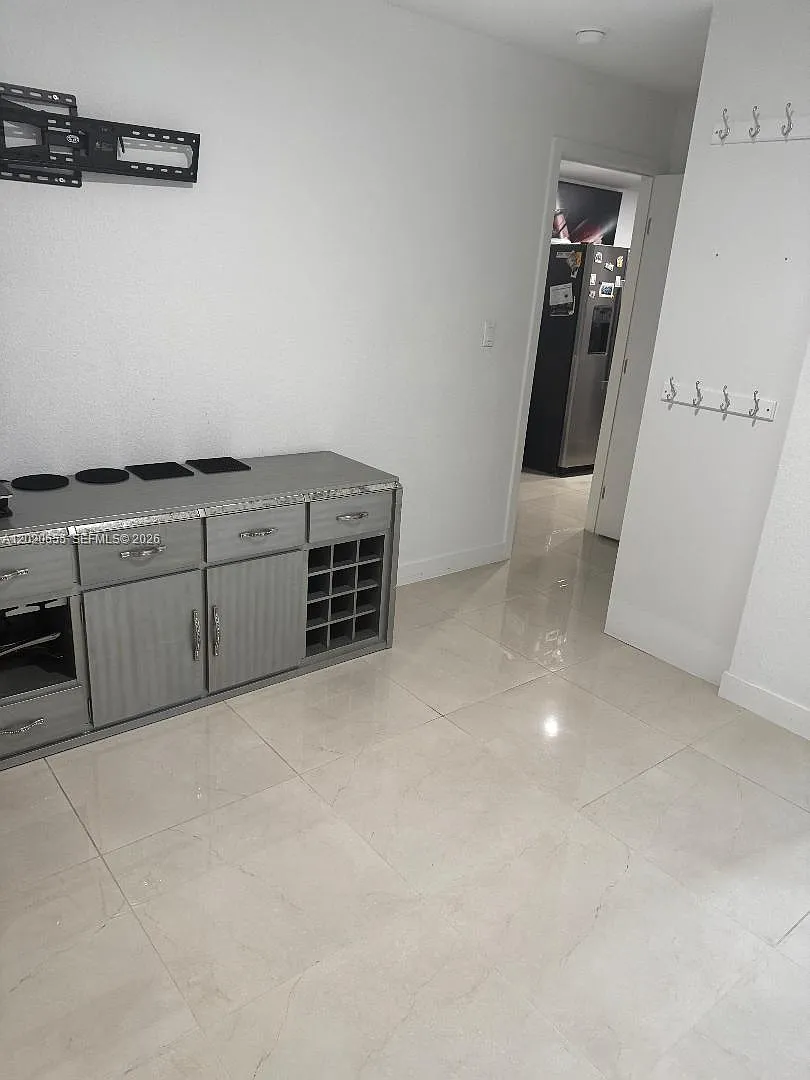 1 bed, 1.0 bath, 1902 sqft, $950 — Photo 2