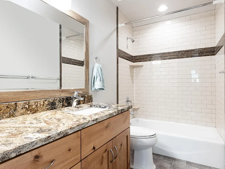 1426 N Montchapel Ln — Photo 28