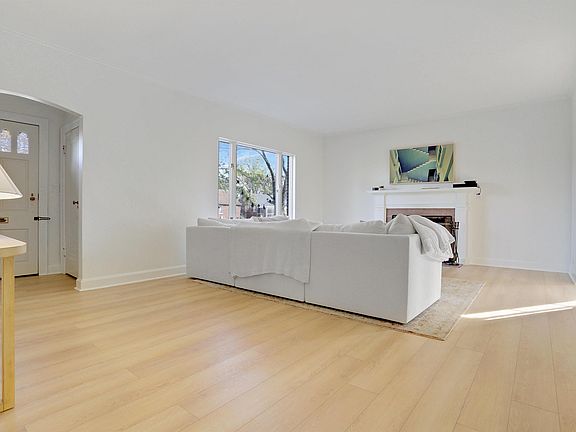 5th image of 411 S Lincoln Park Dr