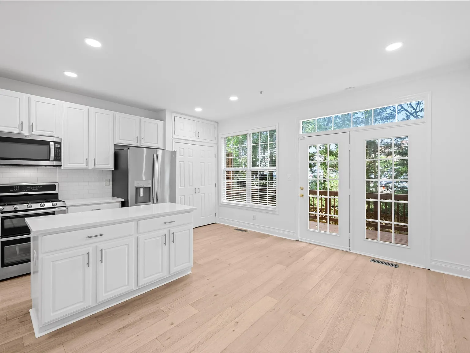 3 bed, 2.5 bath, 2296 sqft, $4,500 — Photo 3