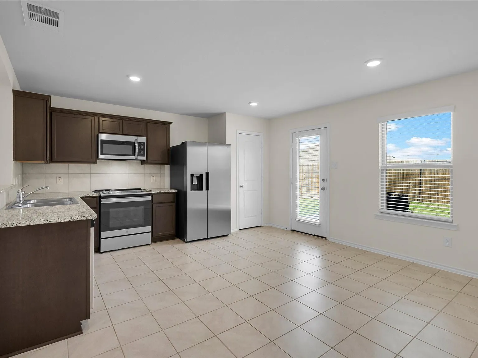 4 bed, 1645 sqft, $1,899 — Photo 3