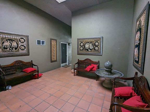 5th image of 2585 N Beachwood Dr APT D