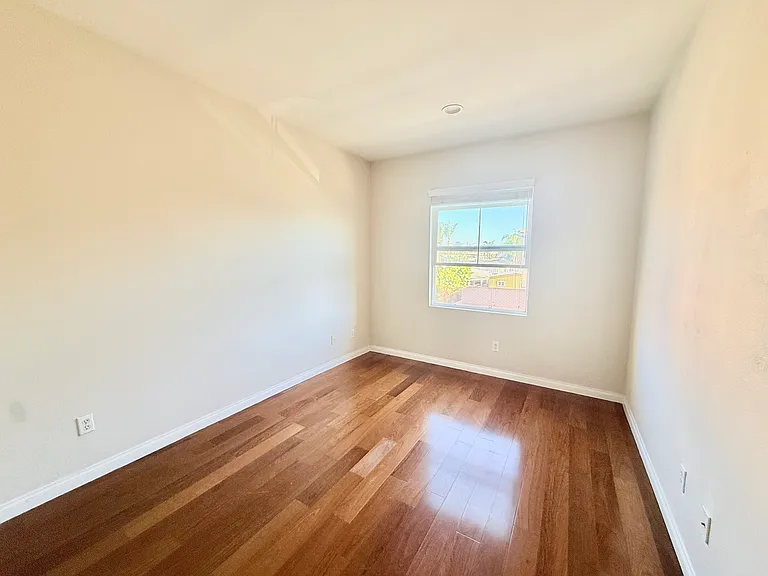 20512 Earl St — Photo 10