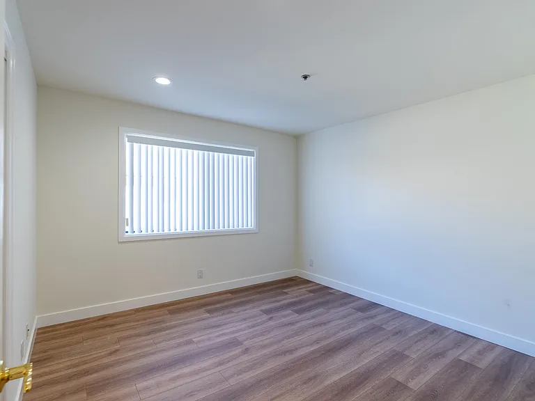 1760 N Alexandria Ave — Photo 24