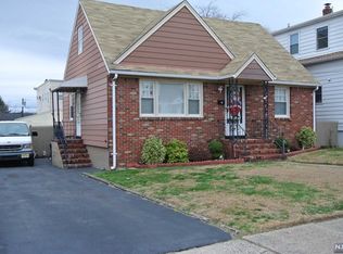 91 Lee St, Elmwood Park, NJ 07407