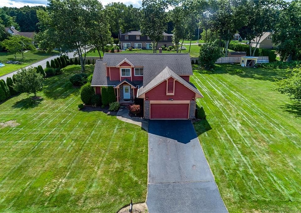 1st image of 10 Cinnamon Dr