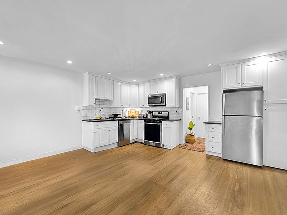 3rd image of 925 W 30th St APT 9