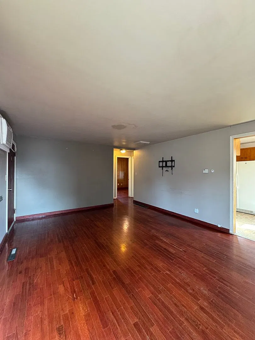 Cozy 2-Bedroom Pet-Friendly Home for Lease — Photo 4
