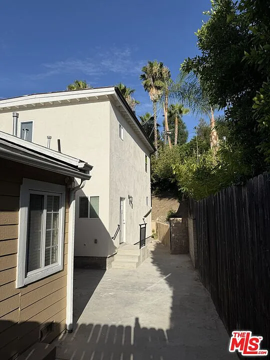3 bed, 3.0 bath, 1200 sqft, $4,950 — Photo 2